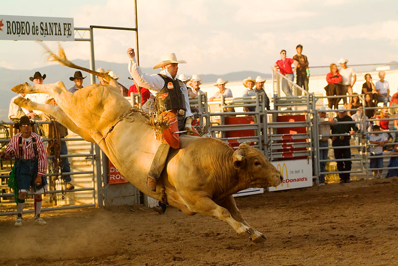 Bull-riding,-Santa-Fe-Rodeo,-NM,-USA