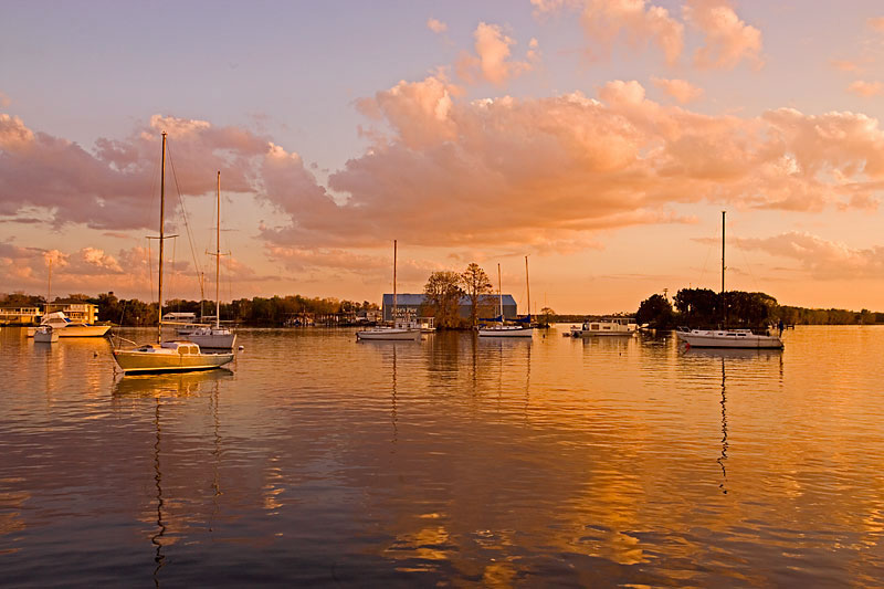 Harbor-and-Boats,-Crystal-River,-Florida,-USA